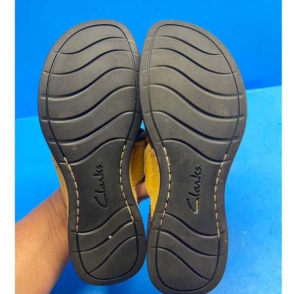 Clarks Sandals Womens 6 M Thong Yellow Leather Slip On Wedge Cork Toe Post - Picture 12 of 12